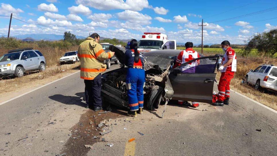 Conductor intenta rebasar y se impacta de frente contra otro vehículo sobre la carretera Guamúchil-Mocorito