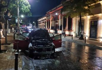 Se incendia vehículo en la zona centro de Culiacán