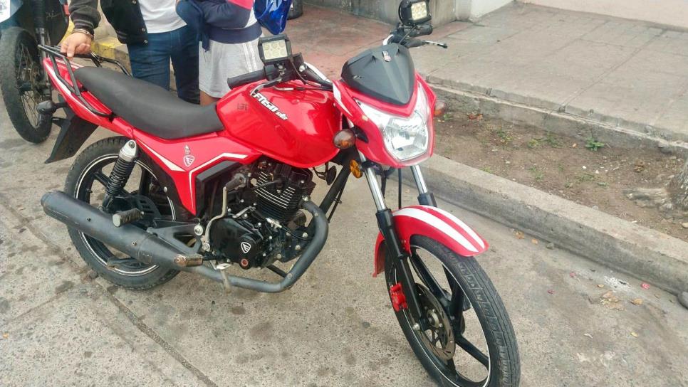 Detienen a hombre en Culiacán por conducir una moto robada