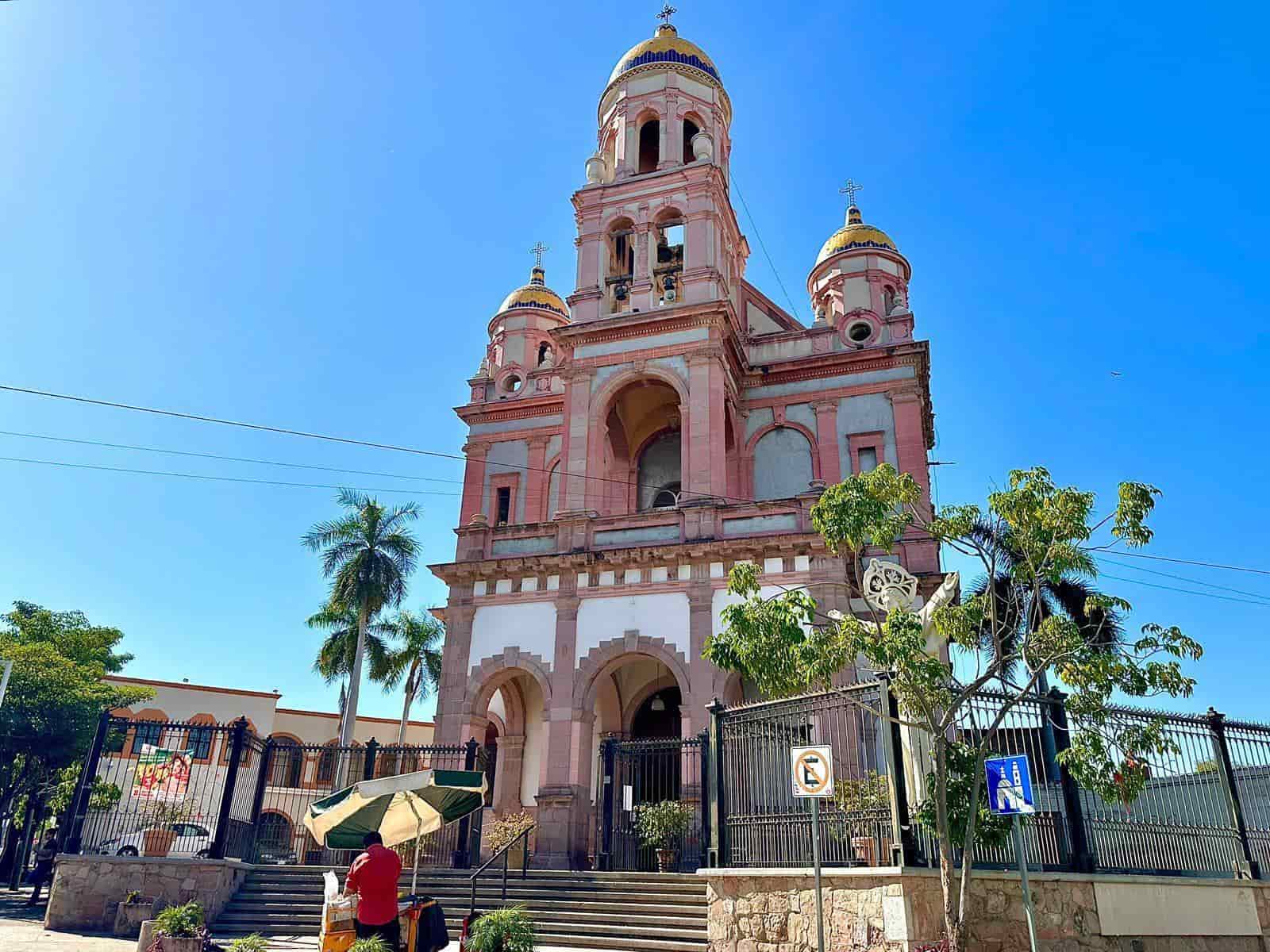 Dentro del centro histórico pero por la avenida José Maria y Morelos existe un corredor gastronómico en donde se puede encontrar comida internacional