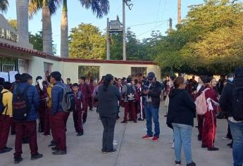 Padres de familia toman secundaria de El Carrizo para exigir que envíen maestros