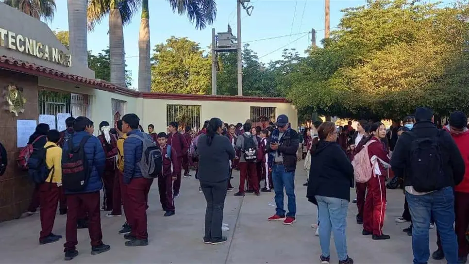 Los padres de familia en la manifestación.