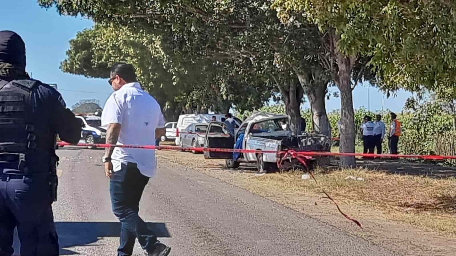 El cuerpo del joven quedó sin vida en el interior de la camioneta.