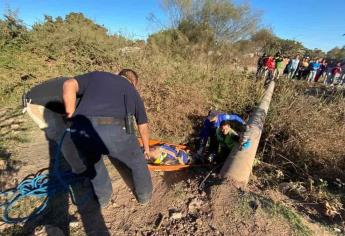 Joven cae a un dren al intentar cruzar por un tubo en Los Mochis