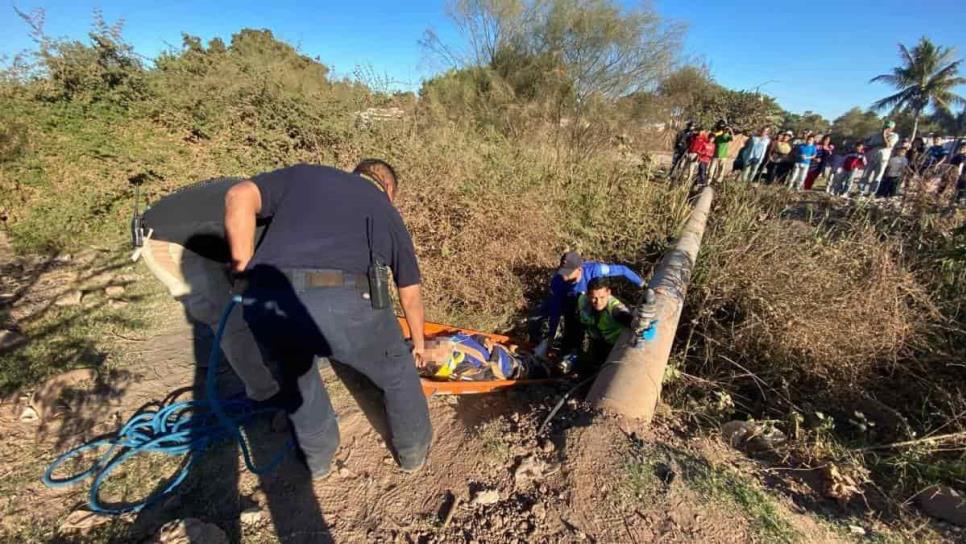 Joven cae a un dren al intentar cruzar por un tubo en Los Mochis