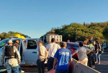 Sedán embiste a camioneta varada sobre la carretera Culiacán-Mazatlán