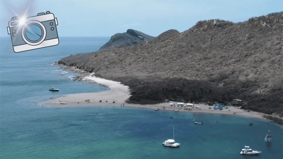 Este es el paisaje que se observa de las aguas cristalinas en la Isla de Venados en Mazatlán. FOTO: Cortesía/Sonríe a Mazatlán.