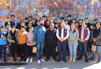 Estudiantes acuden de visita a Badiraguato; los atiende el alcalde