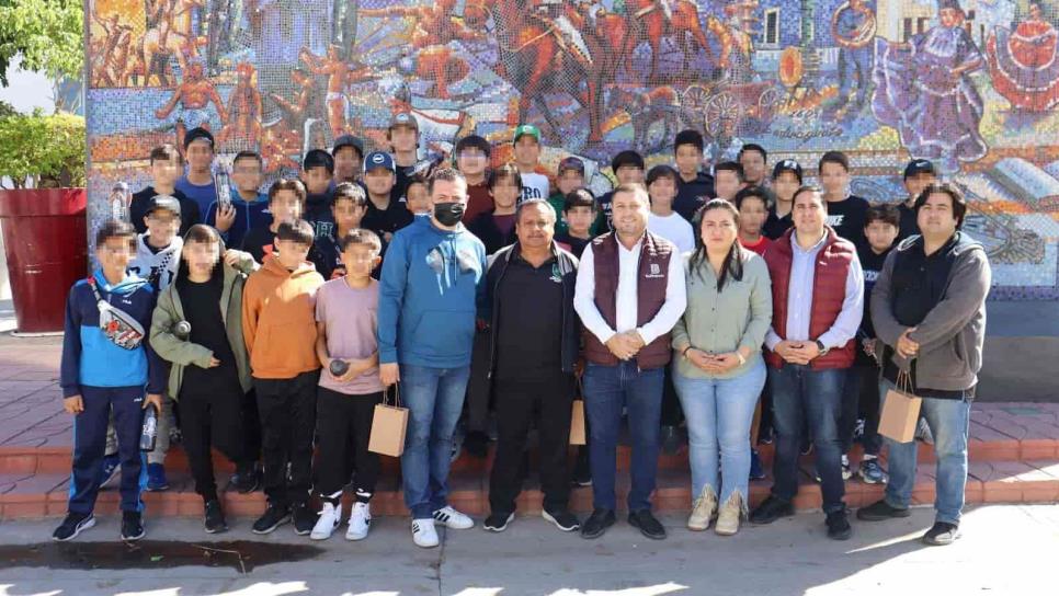 Estudiantes acuden de visita a Badiraguato; los atiende el alcalde Estudiantes acuden de visita a Badiraguato; los atiende el alcalde