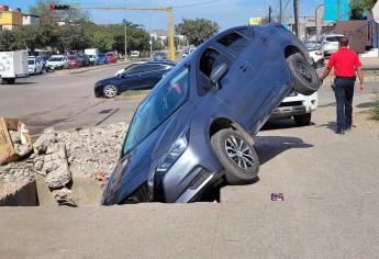 Vehículo termina al interior de socavón en Mazatlán