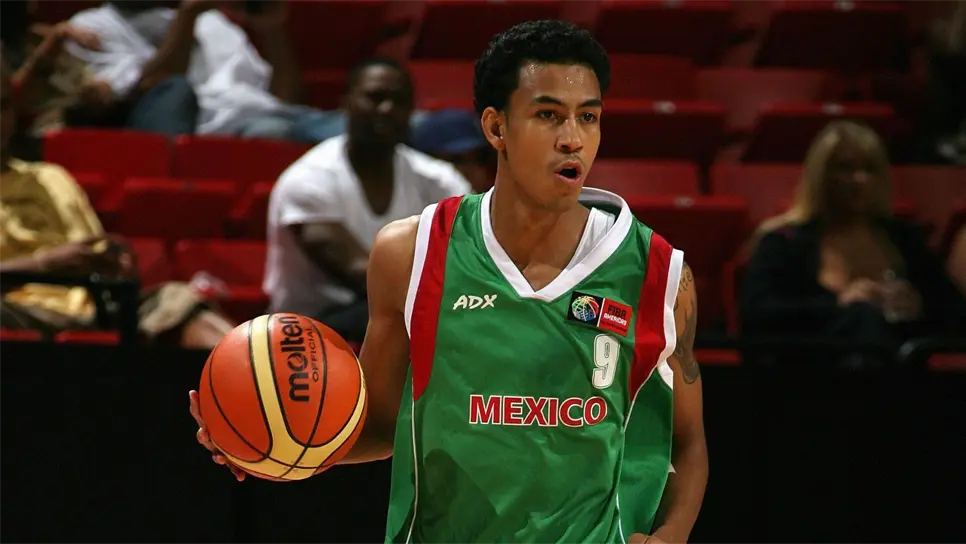 El mexicano será recordado por su gran jugada ante el legendario Kobe Bryant.