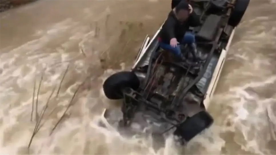 La mujer logró sobrevivir a las inclemencias del tiempo a bordo de su vehículo.