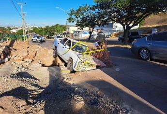 «Lo encandila el sol» y cae en su vehículo a una zanja en Culiacán | VIDEO