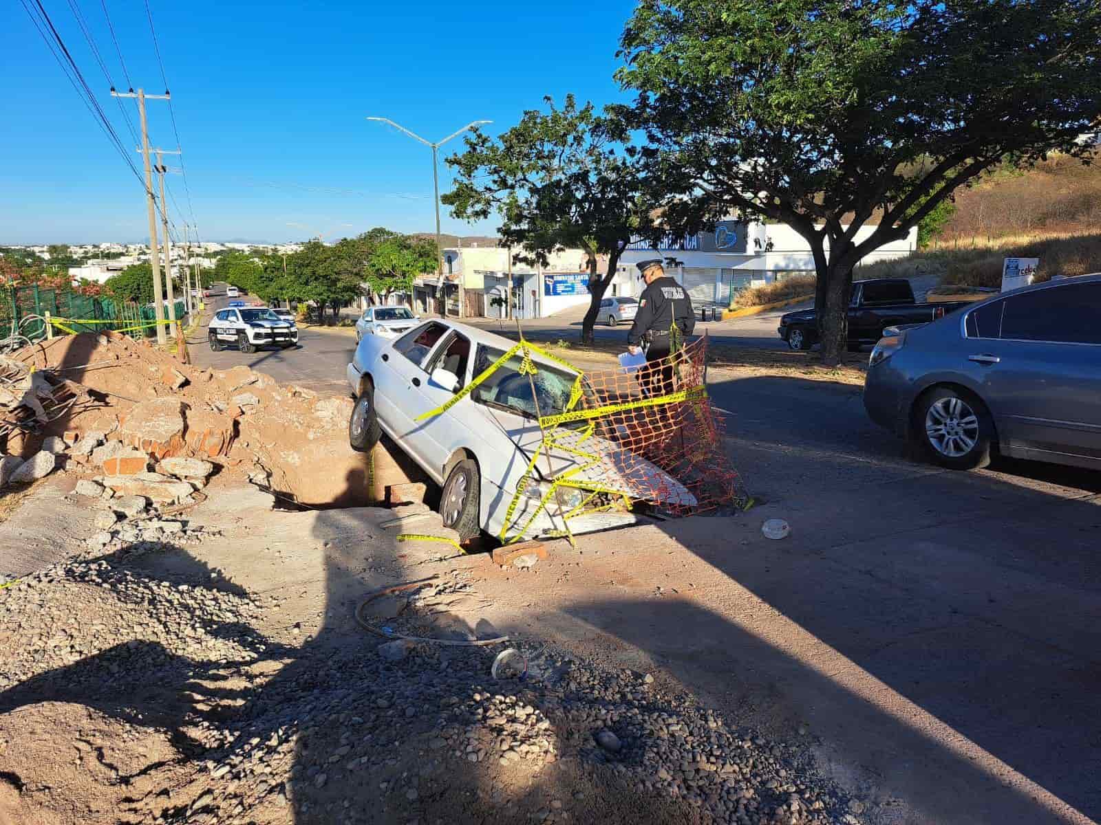 El conductor perdió la visibilidad por unos segundos y cayó a la obra en construcción.