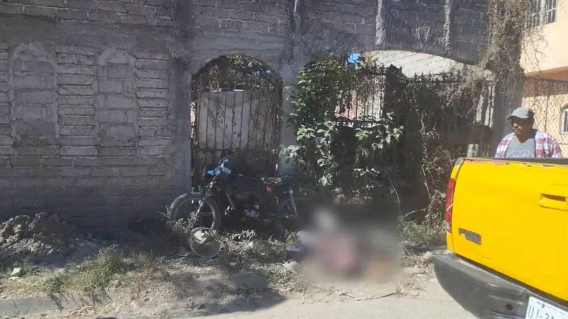 En el lugar del incidente, elementos de Protección Civil y paramédicos acudieron para brindar atención a Óscar.