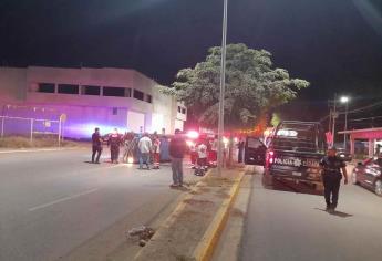 Hombre vuelca al chocar con un tractor en la salida de Guasave a Las Glorias