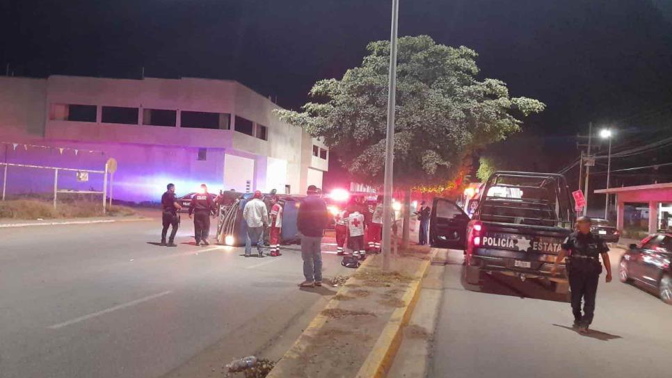 Hombre vuelca al chocar con un tractor en la salida de Guasave a Las Glorias