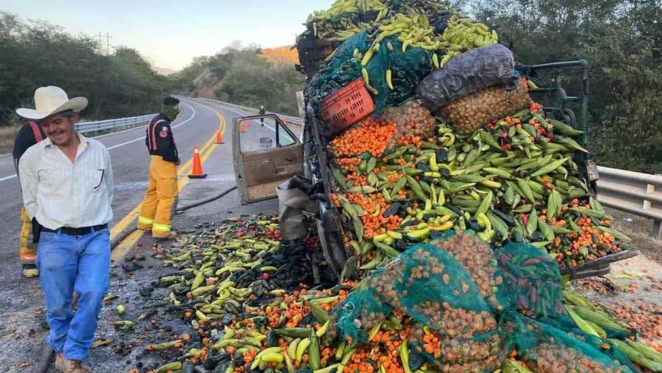 Se incendia camioneta cargada de verduras en la carretera Mazatlán-Durango