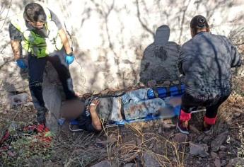 Rescatan a hombre tras caída de 10 metros en un cerro de Topolobampo 