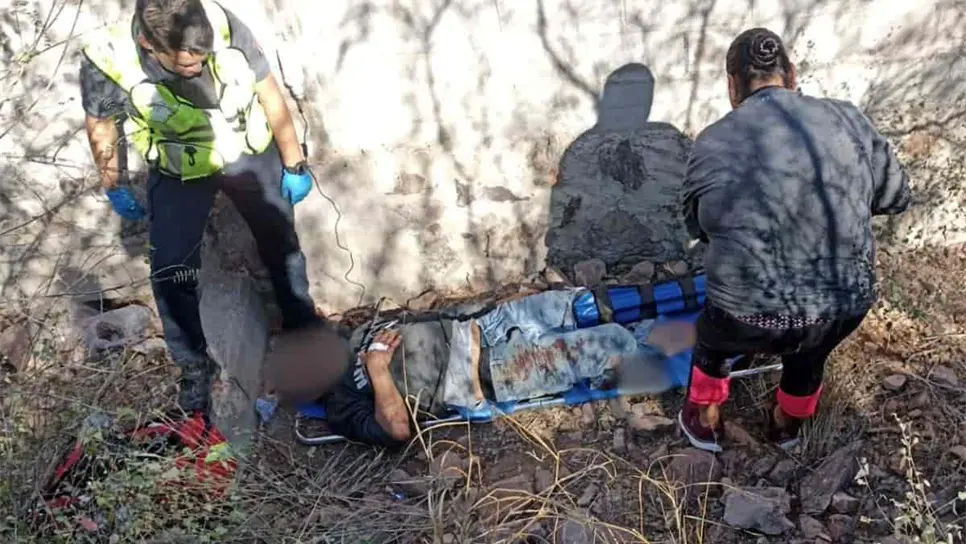 Rescatan a hombre tras caída de 10 metros en un cerro de Topolobampo