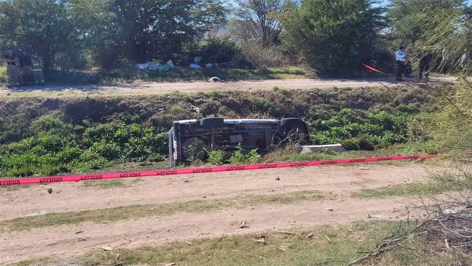 El hombre murió tras caer a un canal de riesgo y quedar prensado en su vehículo. FOTO: Osmar Zavala.