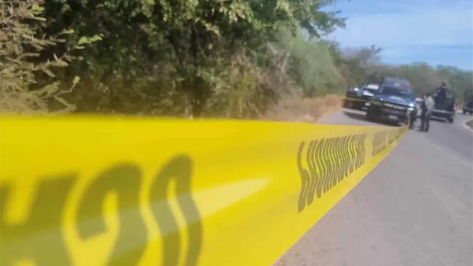 El cuerpo estaba a un lado de la carreteta.