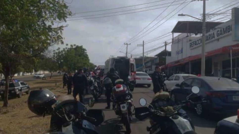 Policía del escuadrón de motociclistas se accidenta sobre la Maquío Clouthier en Culiacán