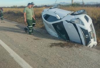 Mujer queda lesionada tras volcar en su unidad por la autopista Mazatlán - Culiacán