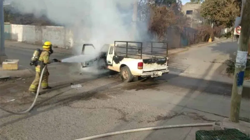 Camioneta en circulación se quema en pleno centro de Villa Unión, Mazatlán  
