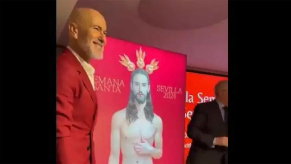 El artista sevillano al momento de develar el polémico cartel que desató la furia de los cristianos.