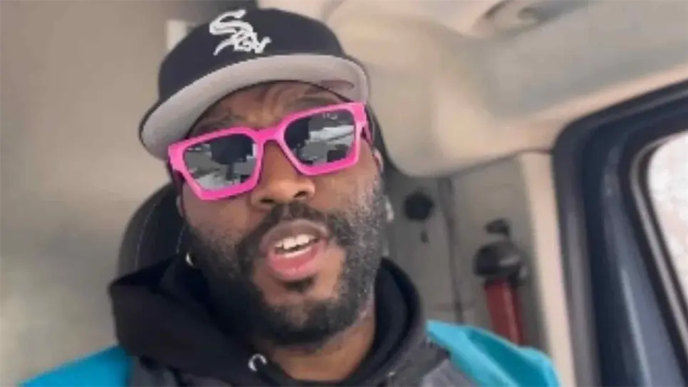 El repartidor de Amazon recorre las calles esuchando música mexicana y cantando en perfecto español.