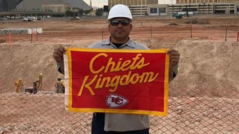 Aficionado de los Jefes presume bandera enterrada en estadio sede del Super Bowl