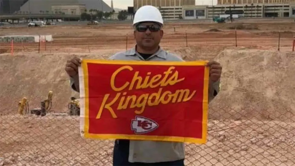 El aficionado portando la bandera de los Jefes de Kansas City en la construcción del Allegiant Stadium.