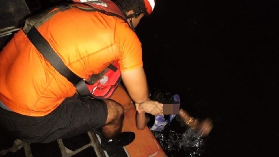 Rescatan a tres náufragos cerca de las costas de Mazatlán