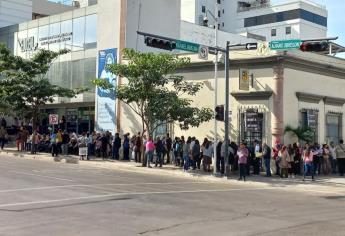 Adultos Mayores hacen fila de 4 horas para cobrar Pensión Bienestar en Culiacán