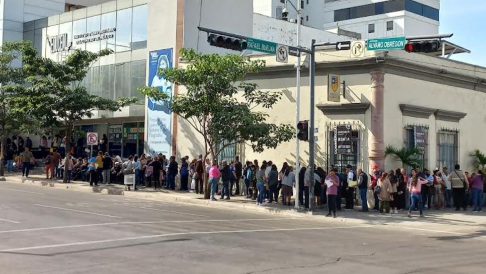 Adultos Mayores hacen fila de 4 horas para cobrar Pensión Bienestar en Culiacán Adultos Mayores hacen fila de 4 horas para cobrar Pensión Bienestar en Culiacán