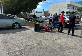 Conductor se pasa un alto por ir en el teléfono y mata a motociclista en Los Mochis