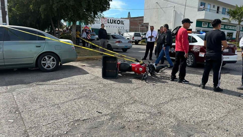 Conductor se pasa un alto por ir en el teléfono y mata a motociclista en Los Mochis