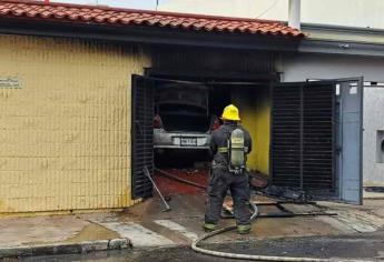 Vehículo arde en Culiacán mientras estaba en cochera de un domicilio privado