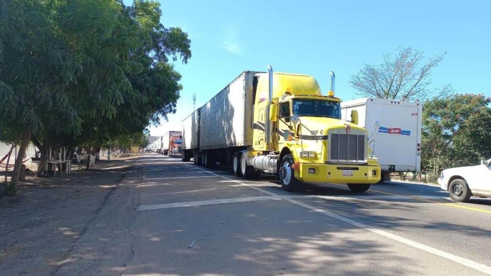 Se registra tráfico pesado en la carretera Libre Mazatlán-Culiacán por camionazo