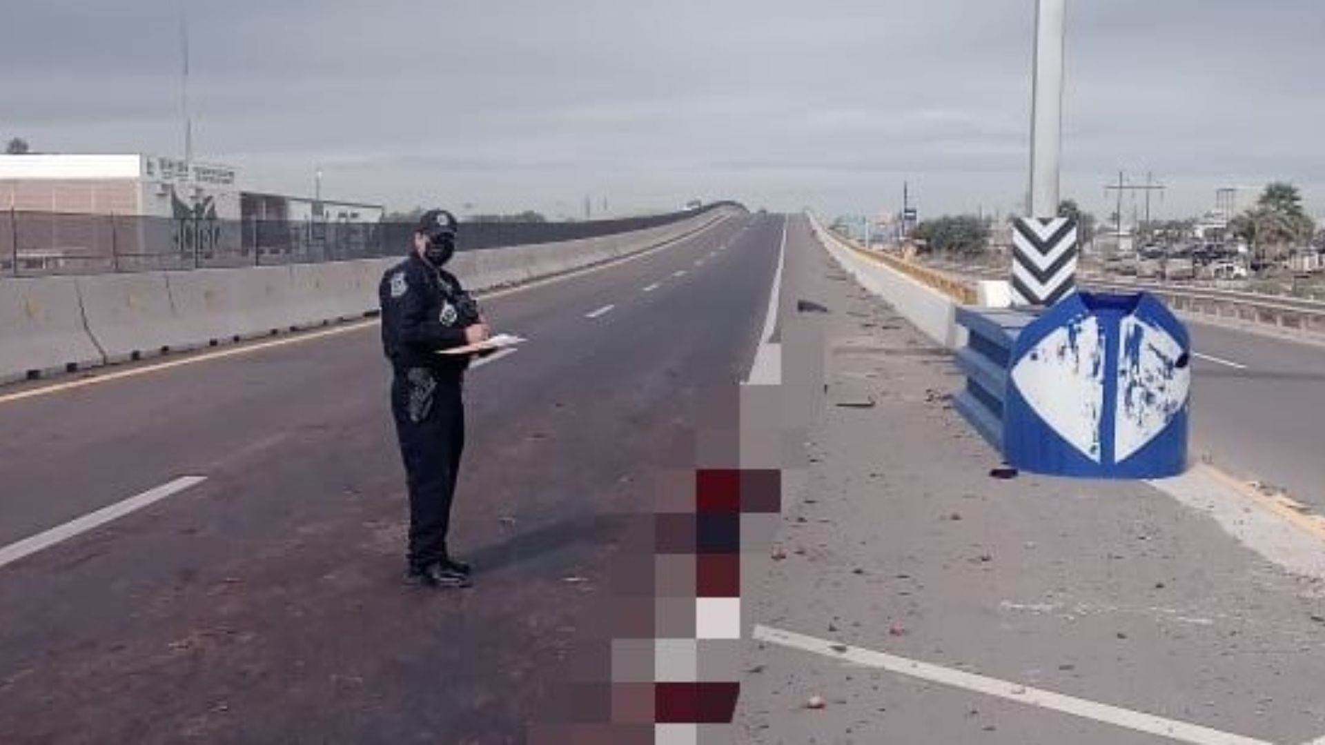 Tras las periciales, los restos fueron llevados a una funeraria de Guasave, en donde quedó bajo resguardo mientras se logra identificar.