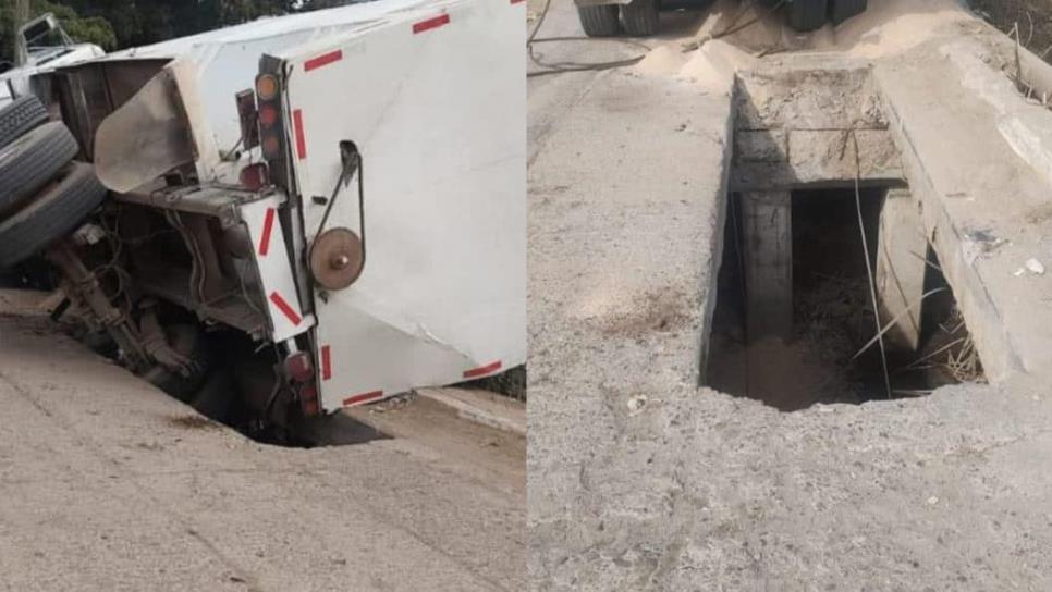 Tractocamión se hunde en hoyo de puente de San Miguel Zapotitlán Tractocamión se hunde en hoyo de puente de San Miguel Zapotitlán