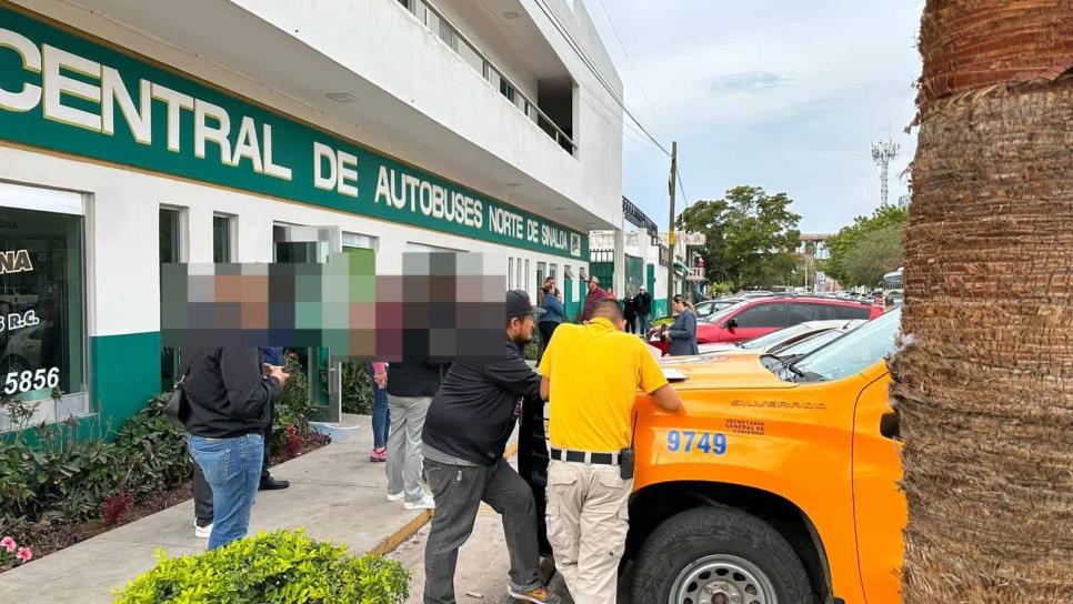 Familiares de pasajeros del camionazo, desesperados exigen información sobre las víctimas