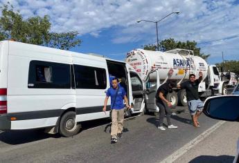 Volcadura de camioneta desencadena una carambola al sur de Mazatlán