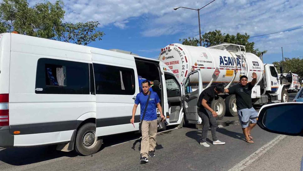 Volcadura de camioneta desencadena una carambola al sur de Mazatlán