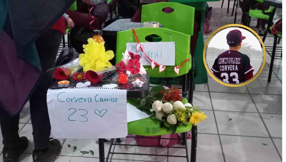 Los compañeros del niño beisbolista le hicieron un altar en lo que fue su salón de clases. FOTOS: Sebastián Martínez