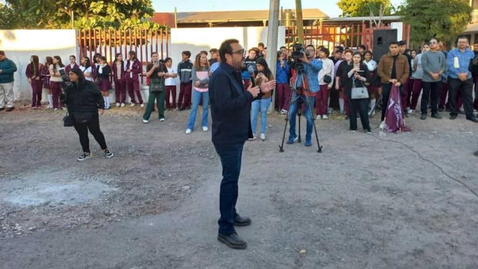 Gámez Mendívil da banderazo a inicio de pavimentación de calle en La Conquista en Culiacán
