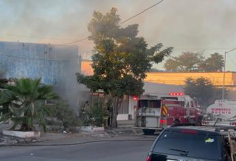 Voraz incendio consume bodega de flores en Los Mochis