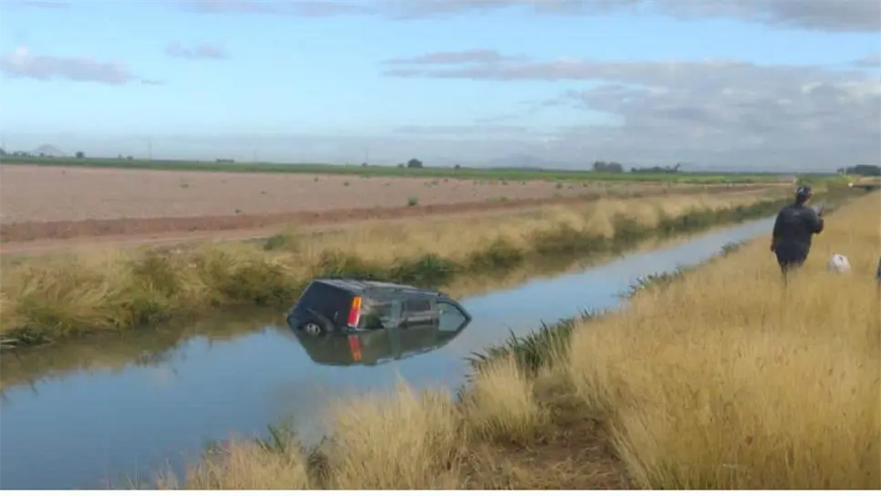 Mujer cae a un canal de riego en Guasave y logra salir con vida. | FOTO: Ernesto Torres.