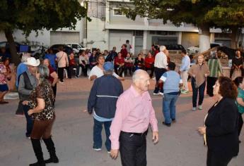 «Bailando en la Plaza» terapia física y emocional para adultos mayores en Ahome